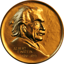 Obverse of a golden medal with the image of Albert Einstein facing right, the name Albert Einstein at the lower left and the dates 1835-1955 below the name.