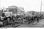 Bundesarchiv Bild 101I-297-1701-18, Nachschub per Eisenbahn, Somua-LKW.jpg