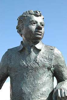 A close up of bronze statue of Thomas in the Maritime Quarter, Swansea.