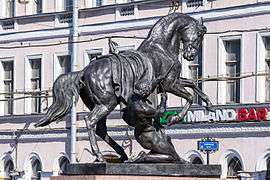 Sculptures on Anichkov Bridge 02.jpg